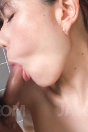 Японская пума Манами Комукаи занимается оральным сексом с большим членом в ванне. Фото 8