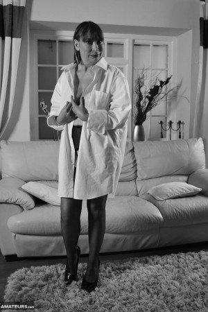 Зрелая любительская шлюха Барби демонстрирует свои большие натуральные сиськи в чулках. Фото 1