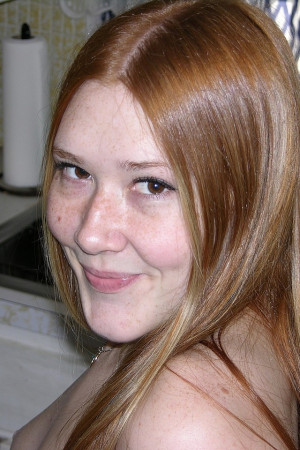 Молодая рыжеволосая Харпер хватает себя за задницу, показывая свою подстриженную киску на кровати. Фото 14