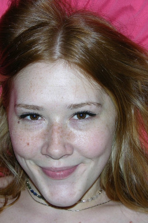 Молодая рыжеволосая Харпер хватает себя за задницу, показывая свою подстриженную киску на кровати. Фото 1