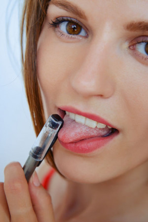 Великолепная молоденькая Софи Шейн позирует обнаженной в радужных туфлях. Фото 9