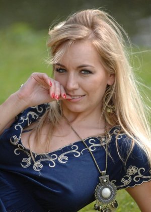 Большая сиськастая Кэти Бэнкс топлесс сидит на корточках на публике, играя с горячей киской