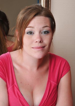 Пухленькая любительница Синди Бюст снимает красивое платье, чтобы раздеться на каблуках на диване