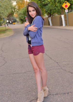 Худенькая молодая красотка с крошечными сиськами обожает раздеваться на публике