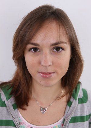 Любительская девушка Джули переходит от полностью одетой к стоящей голой просто так