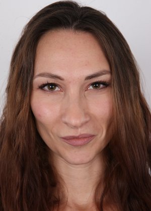 Брюнетка-любительница Марсела крепко держит свое лицо, раздеваясь догола