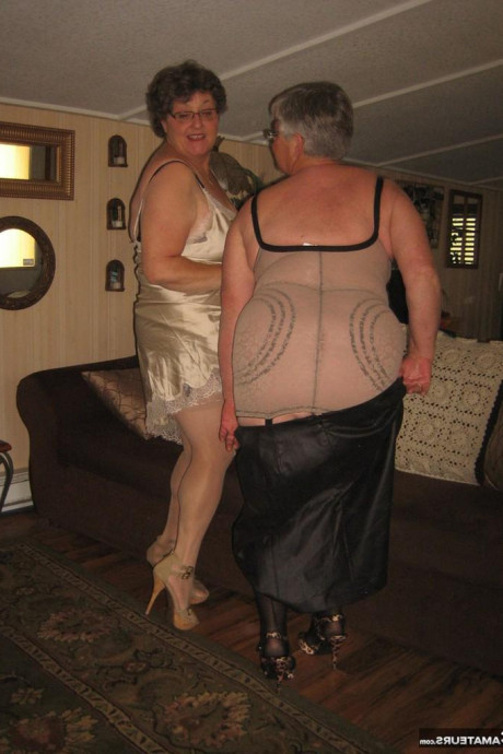 Раздевающая бабуля картинка 44