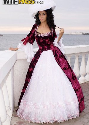 Симпатичная молодая брюнетка на высоких каблуках под юбкой на открытом воздухе