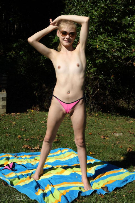 Крошечные сиськи в очках картинка 54