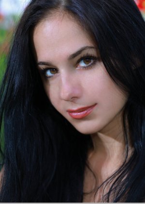 Гламурная красотка с волосами цвета воронова крыла Леона Э обнажает свои идеально круглые сиськи