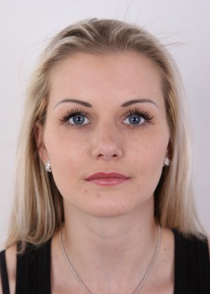 Голубоглазая блондинка любительница раздевается догола для съемки порно интервью с кулаком