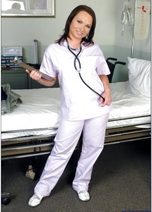 Соблазнительная красотка-медсестра Кэтти Голд подслащивает свою киску