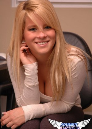 Молодая блондинка показывает свои голые ягодицы в трусиках-стрингах