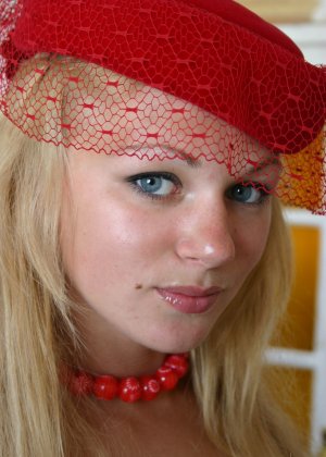 Молодая блондинка Валя Б носит модную шляпу во время моделирования в обнаженном виде