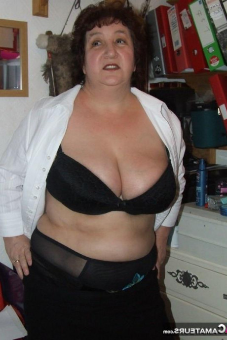 Раздевающая бабуля картинка 17