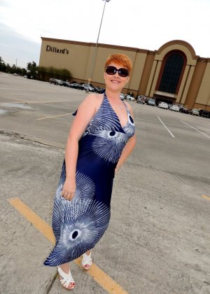 Латиноамериканка Белла Куинн взбирается на дерево в парке в свитере и джинсах