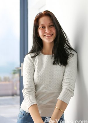 Длинноволосая латиноамериканка Бинки Баэз трогает пальцами свою киску во время своего обнаженного дебюта