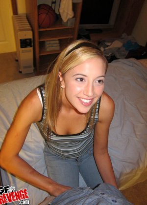 Сладко симпатичная любительница с бритой пиздой получает гвозди и сперму на лицо