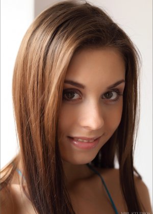 Великолепная модель обнажает свою маленькую грудь и раздвигает киску на полу