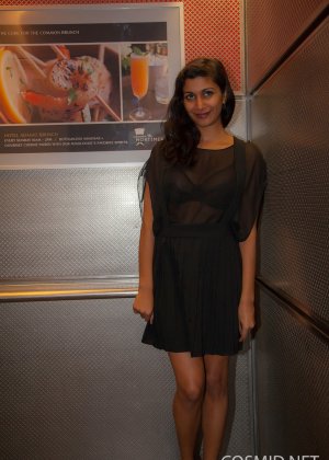 Модели с разворотом демонстрируют свои горячие задницы, стоя голыми у бассейна