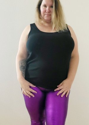 Пышногрудая любительница с ожирением Крис Энн снимает обтягивающие штаны, раздеваясь догола