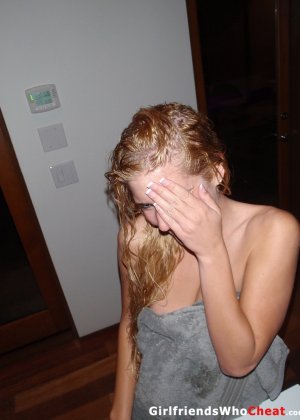 Молодая блондинка делает обнаженные и полуобнаженные селфи во время сольного действия