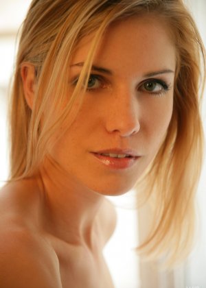 Эротическая модель Ивета Би позирует обнаженной в витрине, чтобы показать свои упругие маленькие сиськи