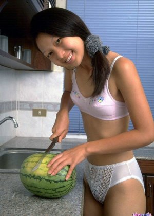 Миниатюрная азиатка раздвигает свою тугую киску после того, как съела арбуз
