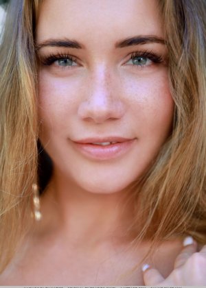 Юная красавица Мэри Рок обнажает свое загорелое тело рядом с неглубоким ручьем