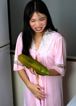 Любительская азиатка Дип сняла свою ночную рубашку и обнажила свою волосатую киску