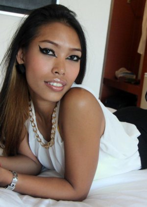 Горячая азиатская шлюха раздевается догола, чтобы выставить напоказ свои сексуальные татуировки и лысую киску крупным планом