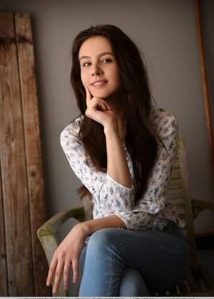 Сладкая брюнетка Алиса Аморе снимает синие джинсы по пути к обнаженной модели