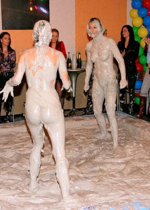 Похотливая красотка Алеска Даймонд выигрывает кошачью драку и трахает неудачника страпоном