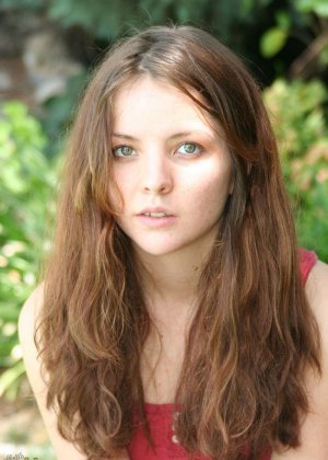 Любительская девушка Сея раскрывает свои крошечные ножки, прежде чем раздвинуть свою щель во дворе